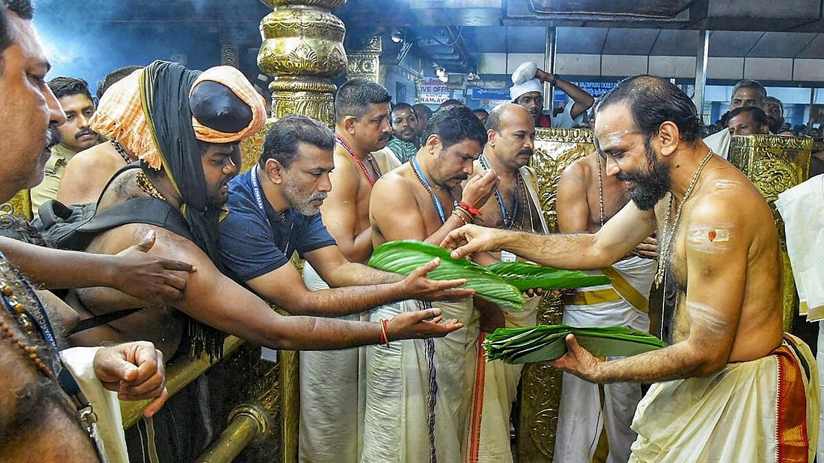 ಶಬರಿಮಲೆ | ತೆರೆದ ಅಯ್ಯಪ್ಪ ಸ್ವಾಮಿ ದೇಗುಲದ ಬಾಗಿಲು; ಹರಿದು ಬಂದ ಭಕ್ತಸಾಗರ