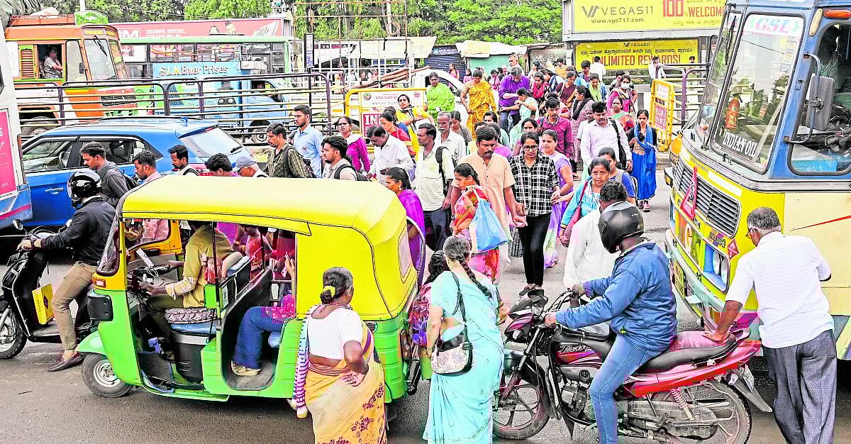 ಬೆಂಗಳೂರು: ಸ್ಕೈವಾಕ್ ಇದ್ದರೂ ತಪ್ಪದ ಪ್ರಯಾಸ, ರಸ್ತೆ ದಾಟಲು ನಿತ್ಯವೂ ಹರಸಾಹಸ
