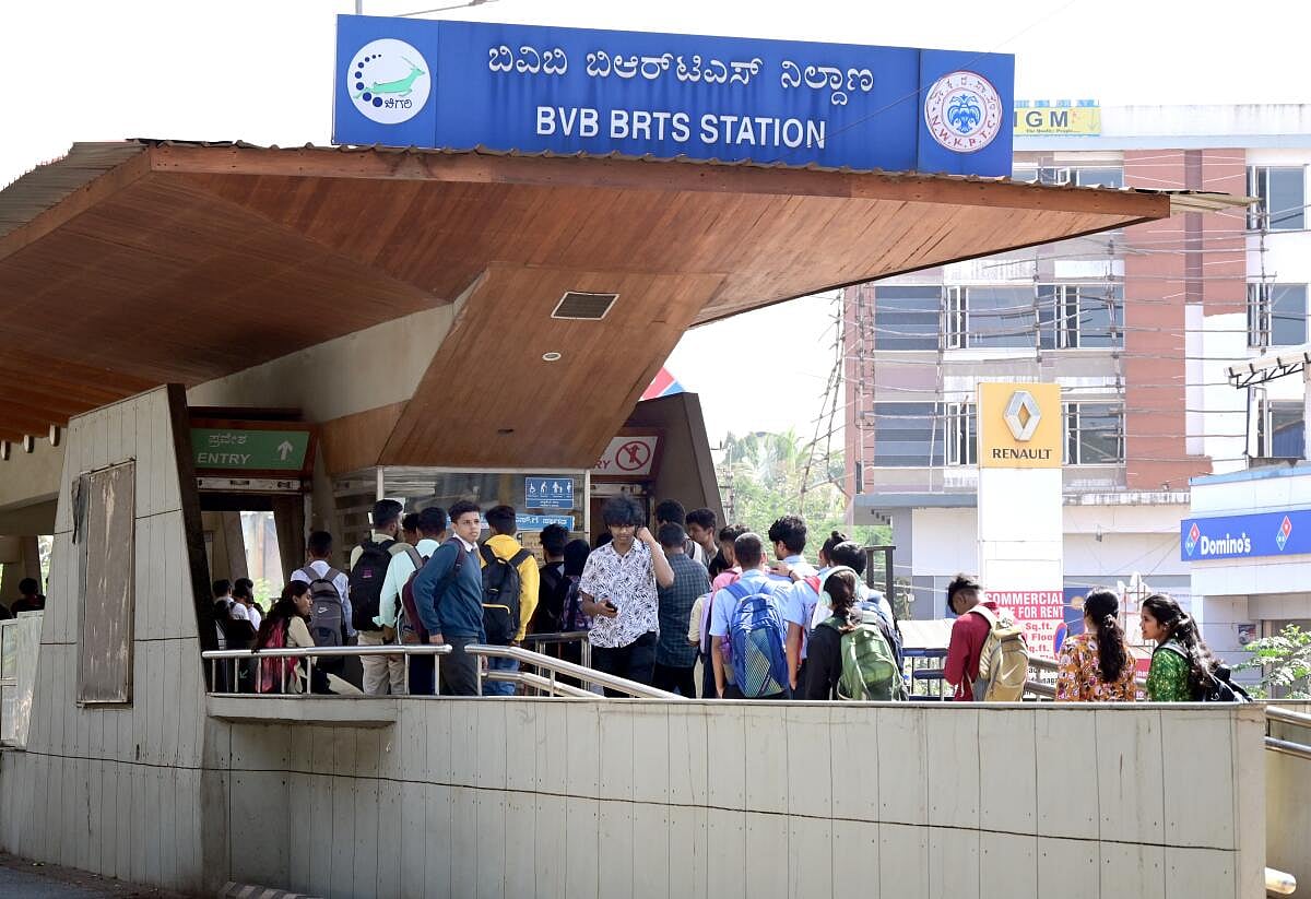  ಹುಬ್ಬಳ್ಳಿ | ಹೈಟೆಕ್ ತಂಗುದಾಣ; ಶೌಚಾಲಯವೇ ಇಲ್ಲ