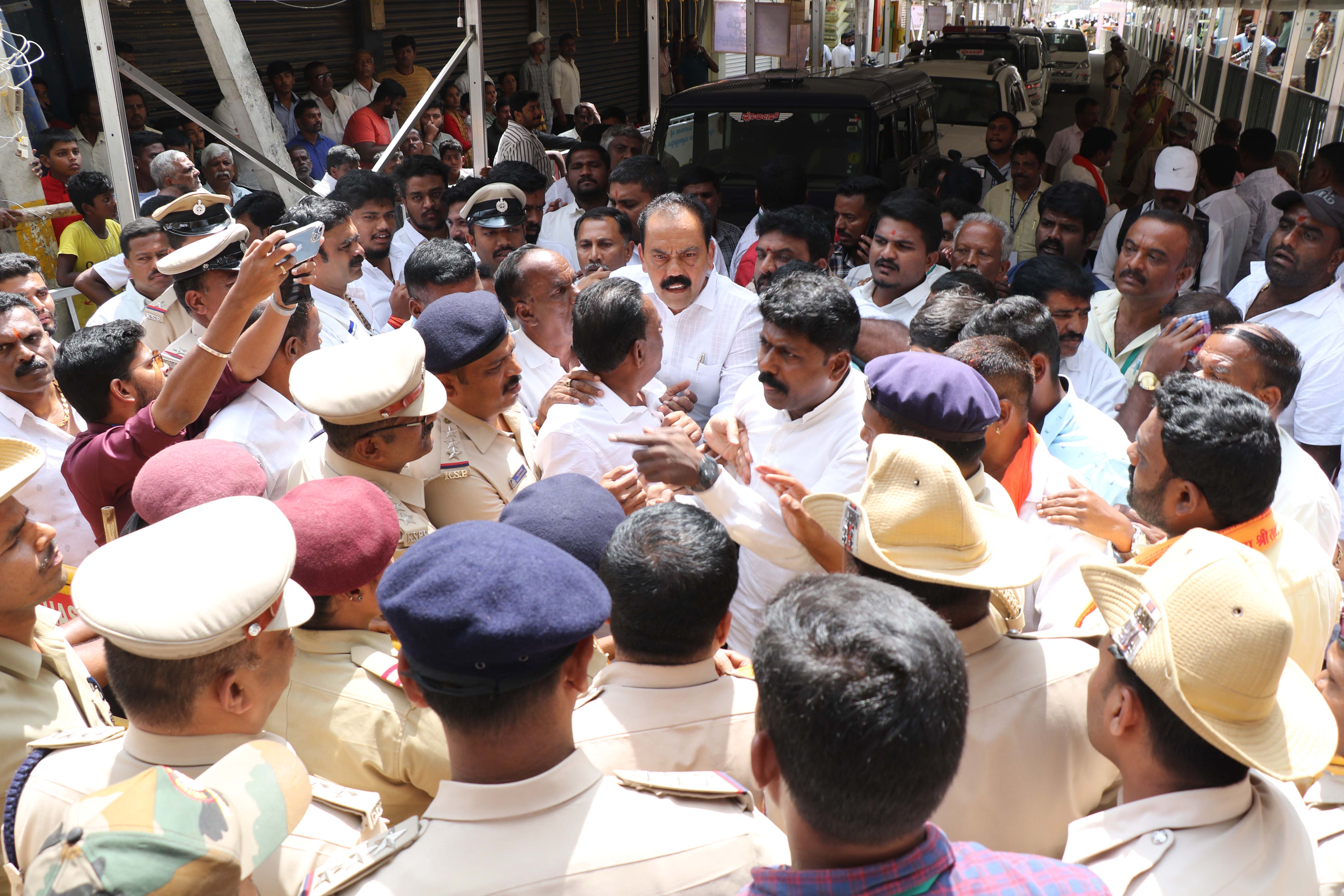 ಹಾಸನಾಂಬ ದರ್ಶನಕ್ಕೆ ಬರುವ ವೇಳೆ ಕಾಂಗ್ರೆಸ್‌ ಮುಖಂಡರು ಹಾಗೂ ಪೊಲೀಸರ ಮಧ್ಯೆ ಮಾತಿನ ಚಕಮಕಿ ನಡೆಯಿತು