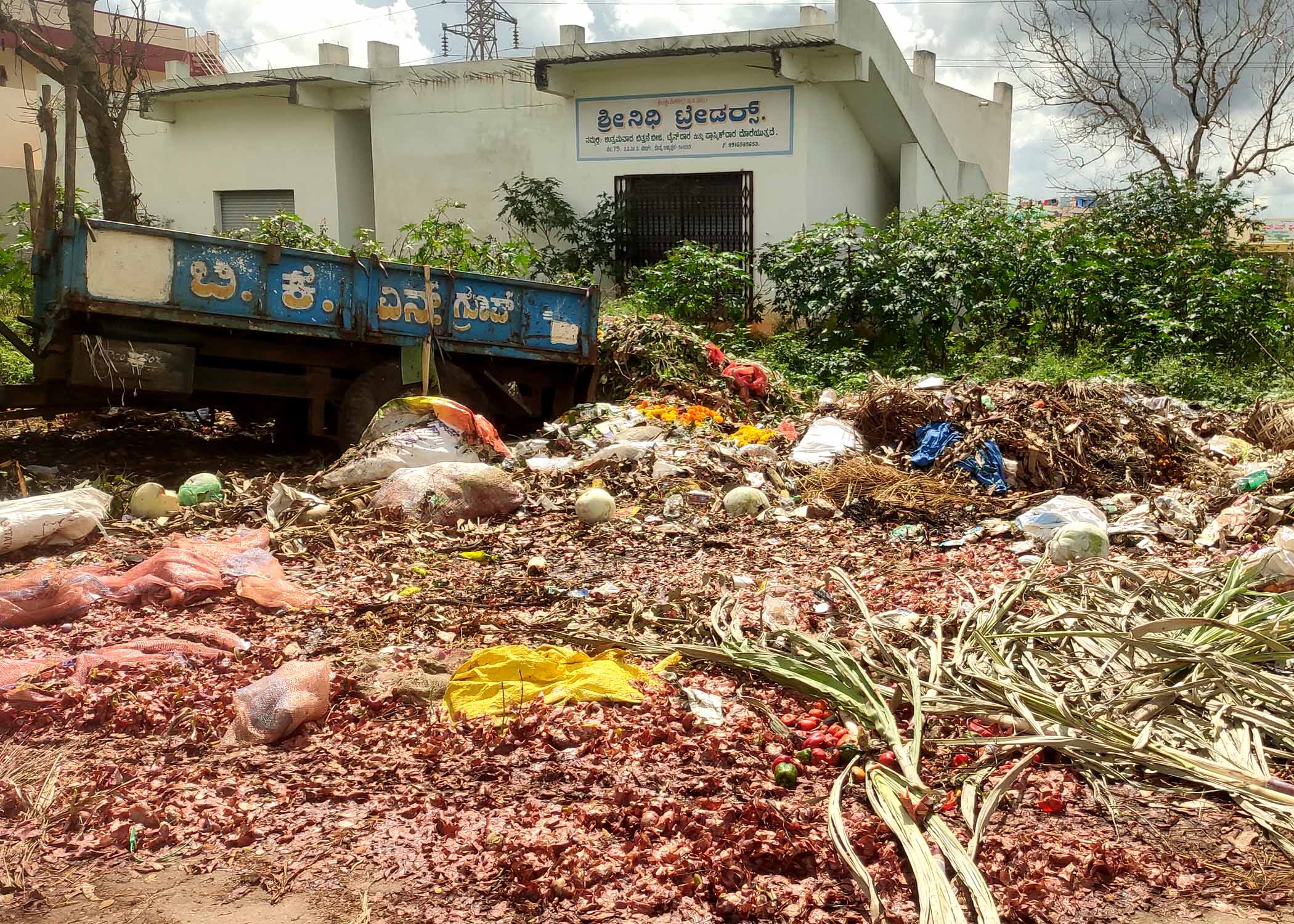 ಎಪಿಎಂಸಿ ಮಾರುಕಟ್ಟೆ ಆವರಣದಿಂದ ಕಸವನ್ನು ಹೊರಗೆ ಸಾಗಿಸದೆ ಆವರಣದಲ್ಲೇ ರಾಶಿ ಹಾಕುತ್ತಿರುವುದು