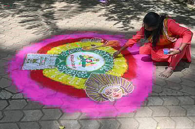 ಮಹಿಳೆಯರು ರಂಗೋಲಿ ಬಿಡಿಸಿದರು. ಚಿತ್ರಗಳು: ಎಸ್ ಕೆ ದಿನೇಶ್