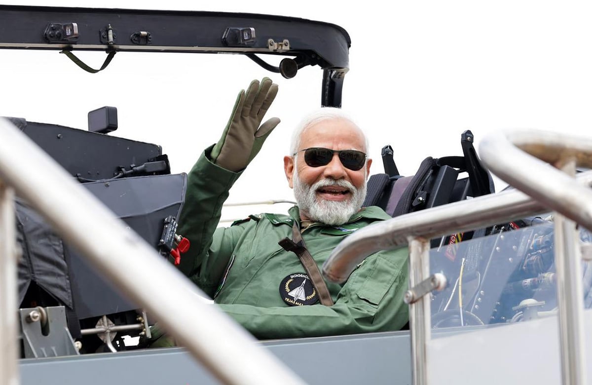 ಬೆಂಗಳೂರು: ತೇಜಸ್ ಯುದ್ಧ ವಿಮಾನದಲ್ಲಿ ಹಾರಾಟ ನಡೆಸಿದ ಪ್ರಧಾನಿ ನರೇಂದ್ರ ಮೋದಿ