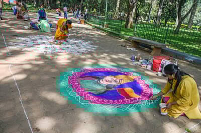 ಮಹಿಳೆಯರು ರಂಗೋಲಿ ಬಿಡಿಸಿದರು. ಚಿತ್ರಗಳು: ಎಸ್ ಕೆ ದಿನೇಶ್