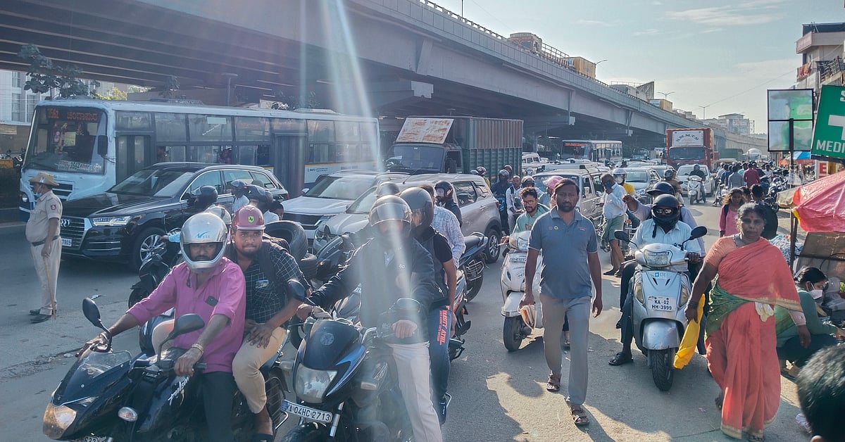 ಅತ್ತಿಬೆಲೆ: ಪಟಾಕಿ ಖರೀದಿಗೆ ಮುಗಿಬಿದ್ದ ಜನ, ಕೀ.ಮಿ ಗಟ್ಟಲೇ ವಾಹನ ದಟ್ಟಣೆ
