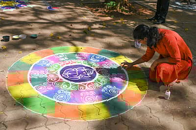 ಮಹಿಳೆಯರು ರಂಗೋಲಿ ಬಿಡಿಸಿದರು. ಚಿತ್ರಗಳು: ಎಸ್ ಕೆ ದಿನೇಶ್