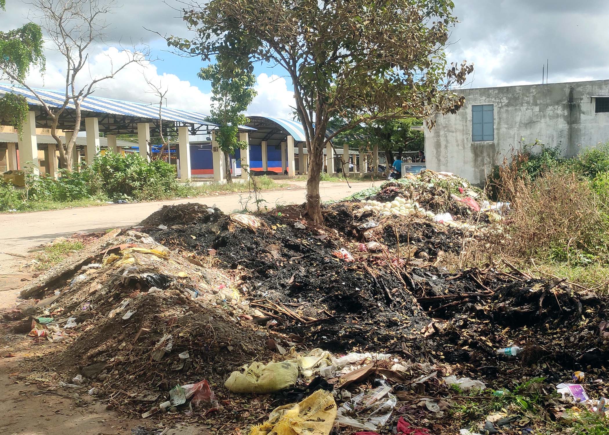 ಎಪಿಎಂಸಿ ಮಾರುಕಟ್ಟೆ ಆವರಣದಲ್ಲಿನ ಕಸದ ರಾಶಿಗೆ ಬೆಂಕಿ ಹಚ್ಚಿರುವುದು