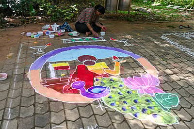 ಮಹಿಳೆಯರು ರಂಗೋಲಿ ಬಿಡಿಸಿದರು. ಚಿತ್ರಗಳು: ಎಸ್ ಕೆ ದಿನೇಶ್