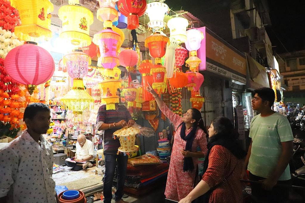 ಮನೆ ಮನ ಬೆಳಗುತ್ತಿರುವ ಸಾಲು ದೀಪಗಳು...
