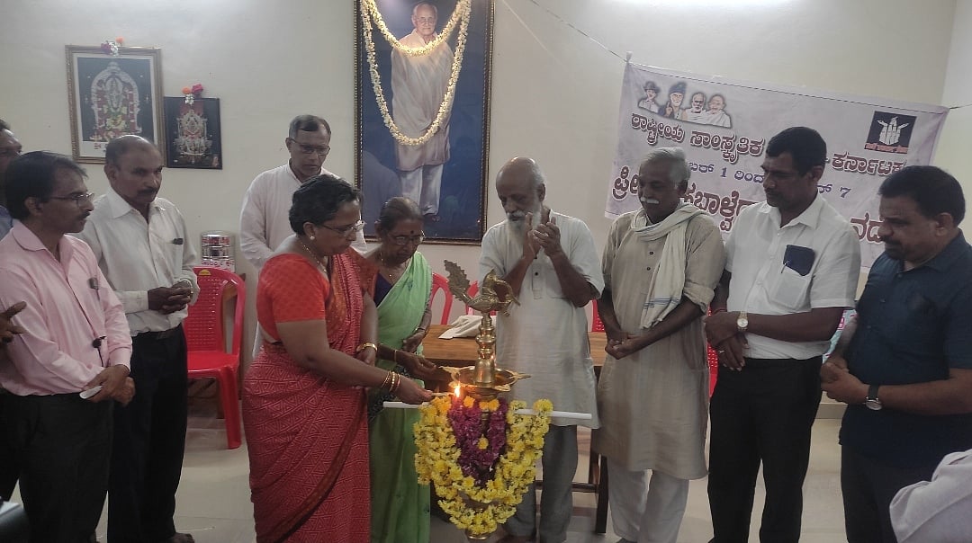 ಕಾಯಕ ಪ್ರಣೀತ ಬದುಕು ನಮ್ಮದಾಗಬೇಕು: ರಂಗಕರ್ಮಿ ಪ್ರಸನ್ನ ಹೆಗ್ಗೋಡು