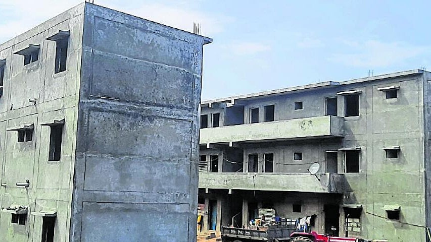 ಮಾಗಡಿ | ಪೂರ್ಣಗೊಳ್ಳದ ವಸತಿ ಯೋಜನೆ: ಚಿರತೆ, ಕರಡಿಗಳ ತಂಗುದಾಣ