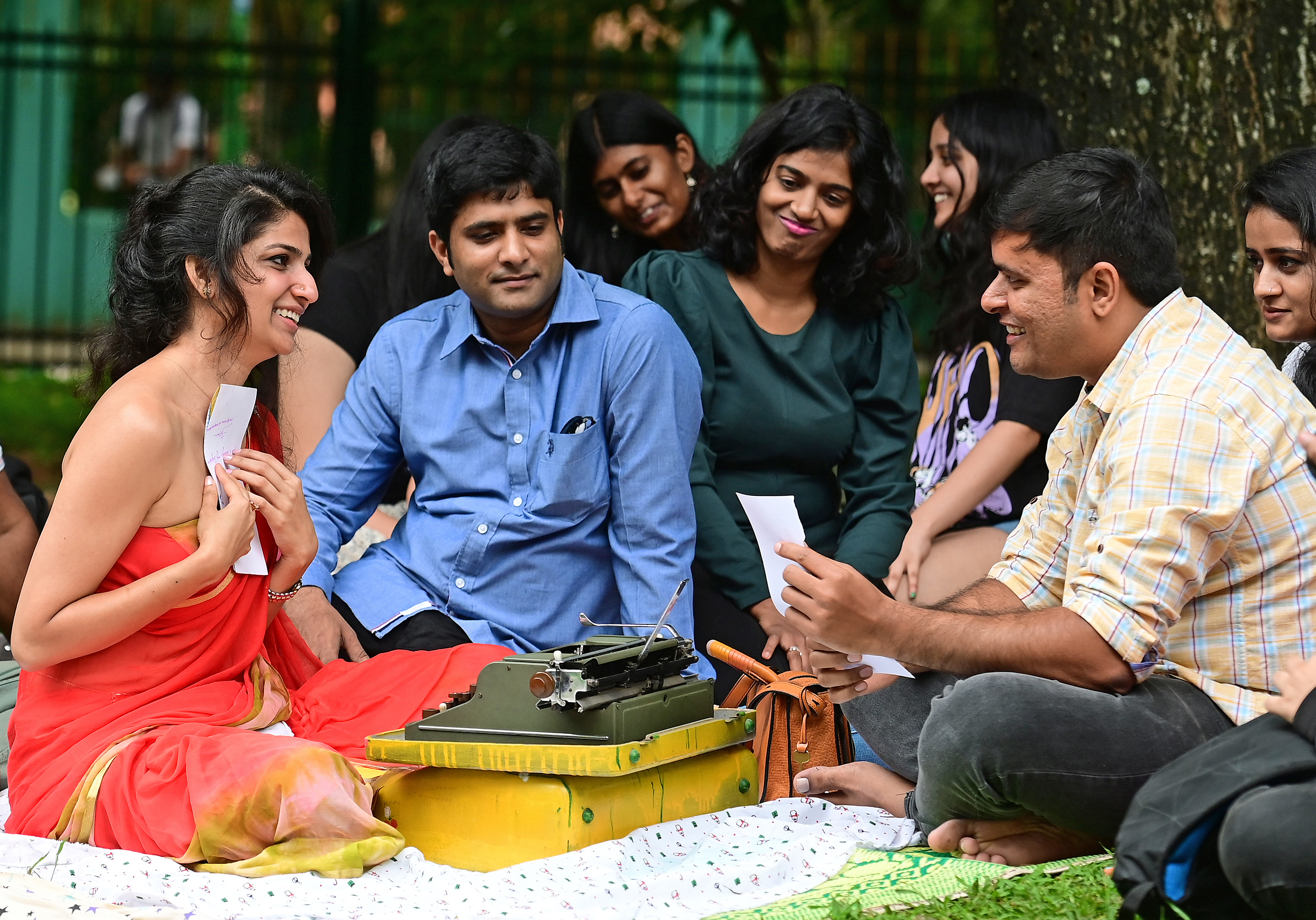 ಜನರೊಂದಿಗೆ ಮಾತುಕತೆಯಲ್ಲಿ ತೊಡಗಿರುವ ರೂಬಿ ಪ್ರಜಾವಾಣಿ ಚಿತ್ರಗಳು: ರಂಜು ಪಿ.