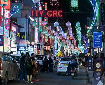 ಶಿವಾಜಿನಗರದ ಕಮರ್ಷಿಯಲ್ ಸ್ಟ್ರೀಟ್‌ನಲ್ಲಿ ವಿದ್ಯುತ್ ದೀಪಾಲಂಕಾರ