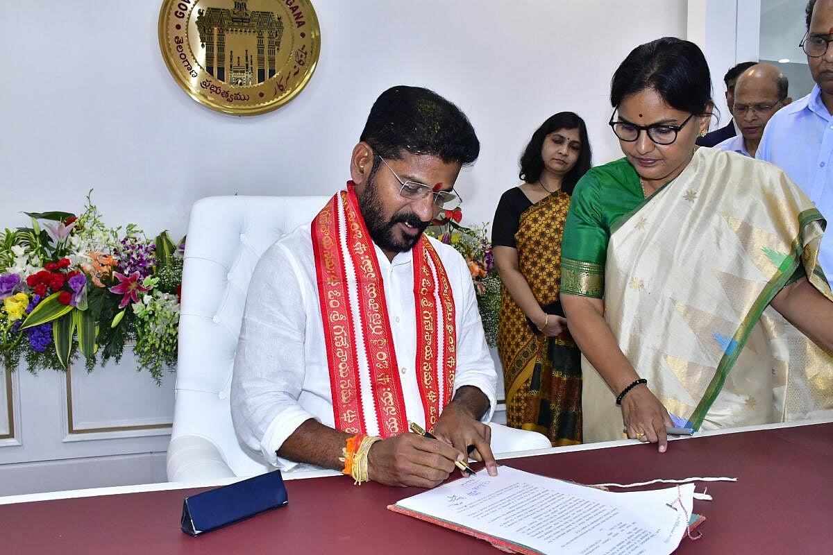 ತೆಲಂಗಾಣ: ಮೊದಲ ದಿನವೇ ಆರು ಗ್ಯಾರಂಟಿಗಳಿಗೆ ಅಂಕಿತ ಹಾಕಿದ ಸಿಎಂ ರೇವಂತ ರೆಡ್ಡಿ