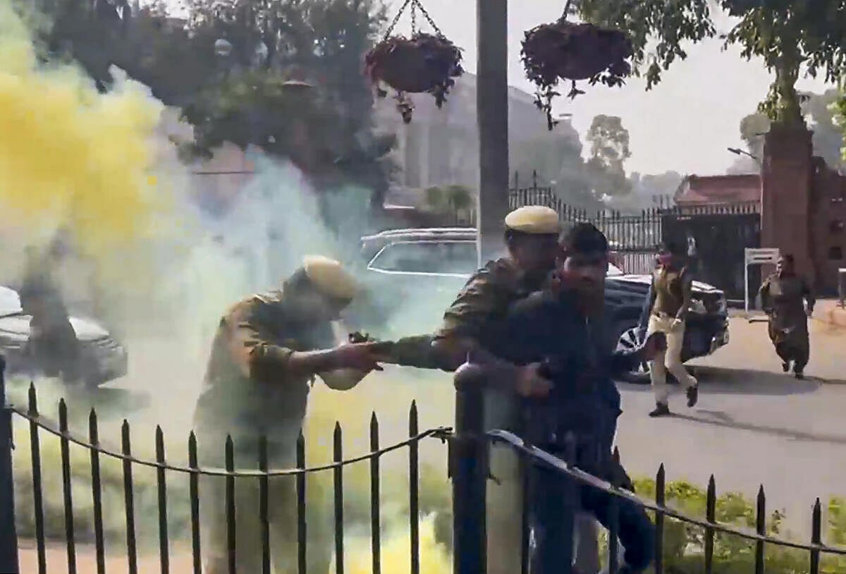 PHOTOS: ಲೋಕಸಭೆಯಲ್ಲಿ ಭದ್ರತಾ ಲೋಪ; ಹಳದಿ ಬಣ್ಣದ ಹೊಗೆ ಸಿಂಪಡಣೆ, ನಾಲ್ವರ ಬಂಧನ