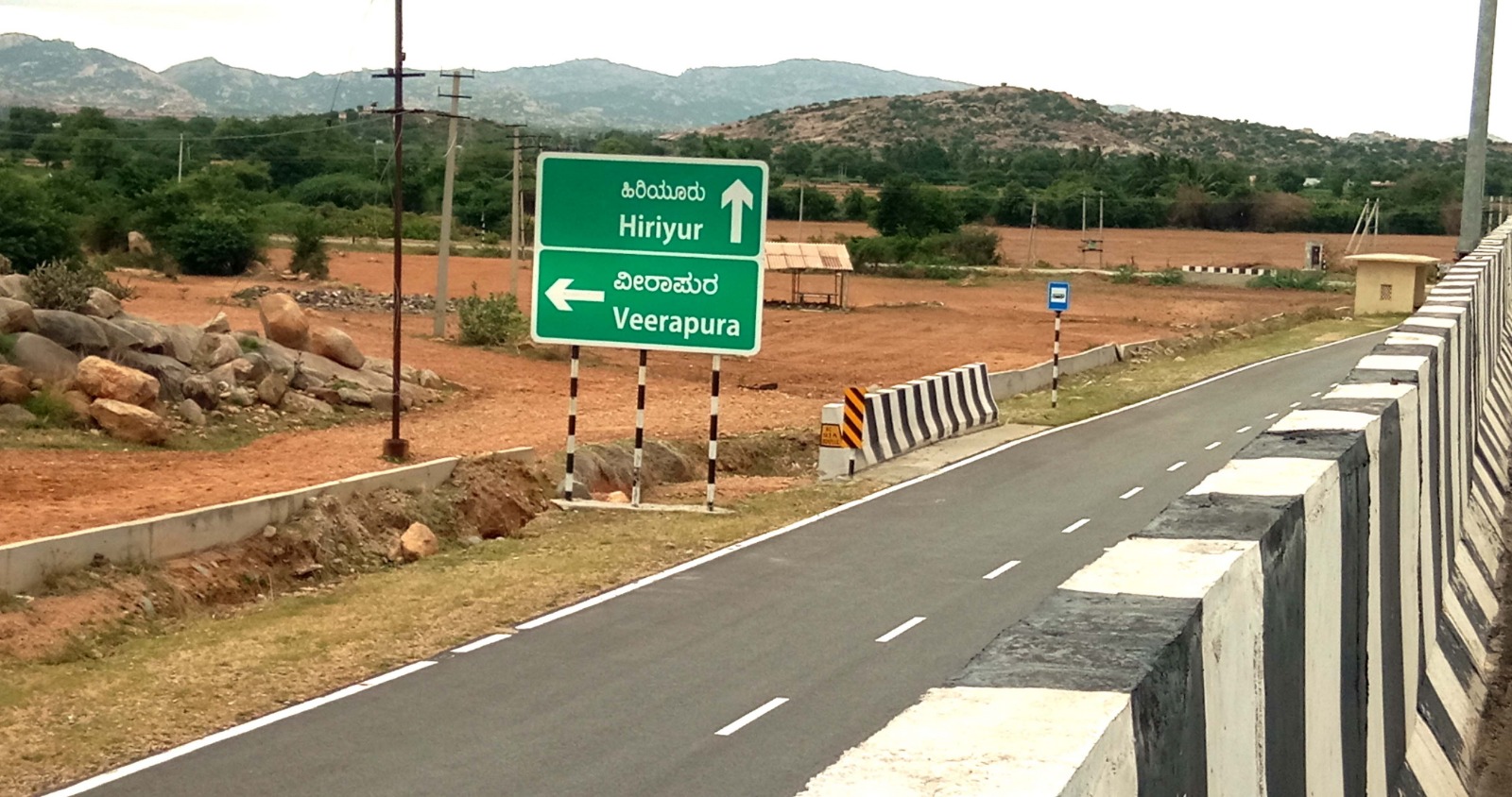 ರಾಷ್ಟ್ರೀಯ ಹೆದ್ದಾರಿಯಲ್ಲಿ ಅಳವಡಿಸಿರುವ ನಾಮಫಲಕದಲ್ಲಿ ಮೊಳಕಾಲ್ಮುರು ತಾಲ್ಲೂಕಿನ ಅಶೋಕ ಸಿದ್ದಾಪುರ ಗ್ರಾಮಕ್ಕೆ ಸಂಪರ್ಕಿಸುವ ರಸ್ತೆಯ ಮಾಹಿತಿ ಇಲ್ಲದಿರುವುದು 