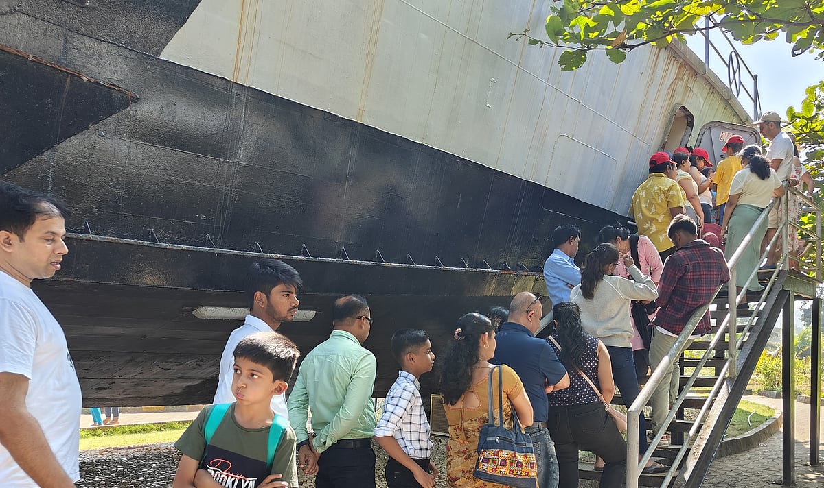 ಕಾರವಾರ: ಎರಡೇ ದಿನದಲ್ಲಿ ಮೂರು ಸಾವಿರ ಜನರಿಂದ ಯುದ್ಧನೌಕೆ ವೀಕ್ಷಣೆ