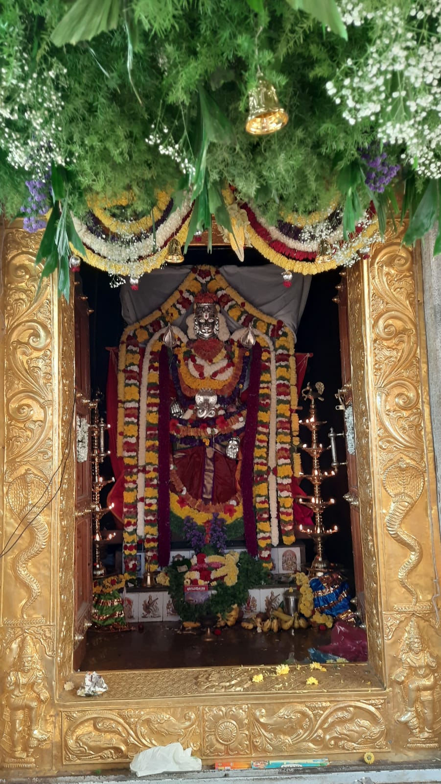 ರಾಜರಾಜೇಶ್ವರಿನಗರದ ನಾಗದೇವನಹಳ್ಳಿಯ ಮೂಡಲಗಿರಿ ತಿಮ್ಮಪ್ಪ ದೇವರಿಗೆ ವಿವಿಧ ಬಗೆಯ ಹೂವು ಹಣ್ಣು ತರಕಾರಿಗಳಿಂದ ವಿಶೇಷ ಅಲಂಕಾರ ಮಾಡಲಾಯಿತು.