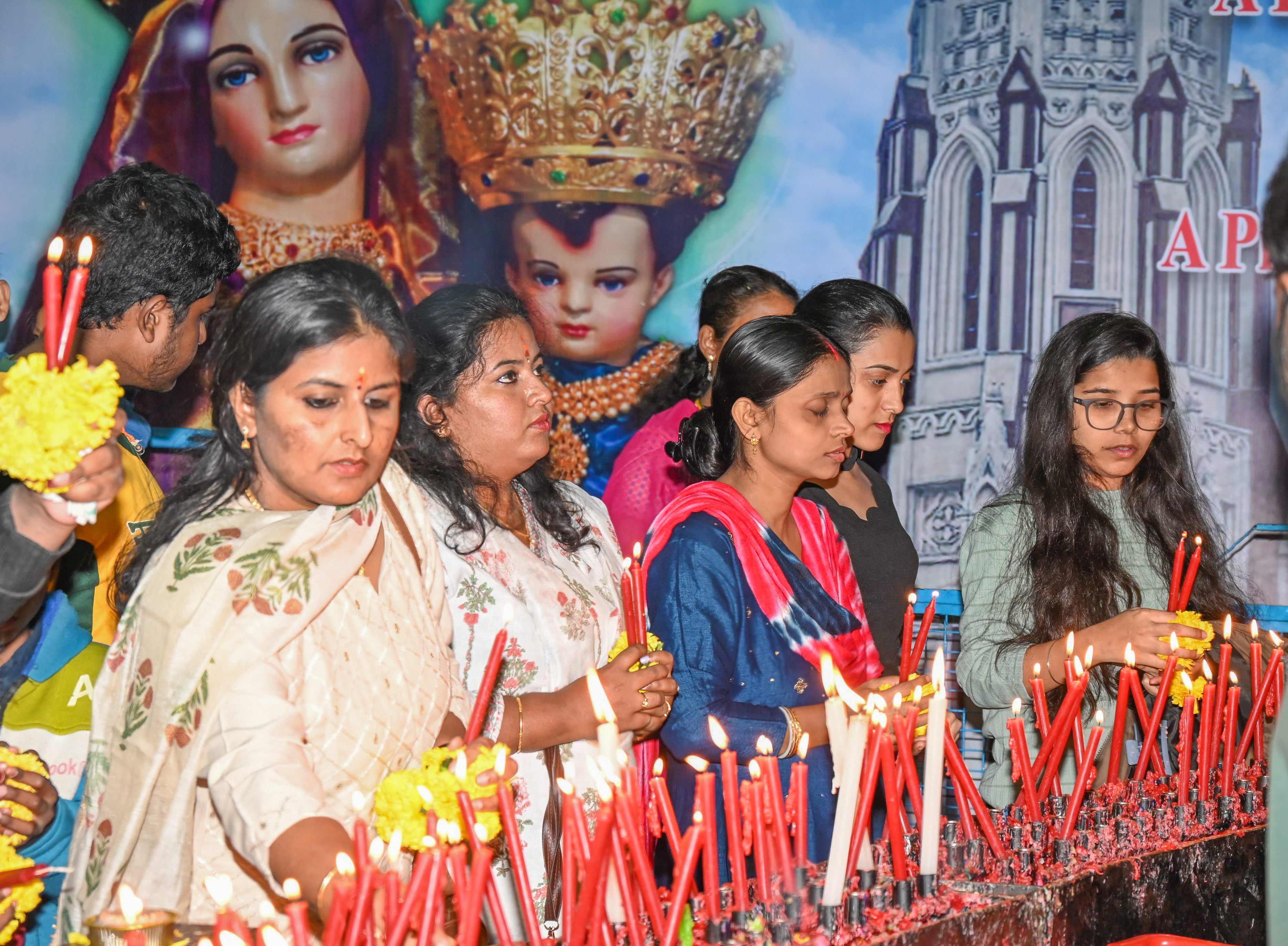 ಶಿವಾಜಿನಗರದ ಸೇಂಟ್‌ ಮೇರಿಸ್‌ ಬೆಸಿಲಿಕಾ ಚರ್ಚ್‌ನಲ್ಲಿ ಭಕ್ತರು ಮೊಂಬತ್ತಿ ಹಚ್ಚಿ ಪ್ರಾರ್ಥನೆ ಸಲ್ಲಿಸಿದರು. 