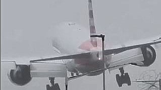 ವಿಡಿಯೊ ನೋಡಿ: ಲ್ಯಾಂಡಿಂಗ್ ವೇಳೆ ಬಿರುಗಾಳಿಗೆ ಅಲುಗಾಡಿದ ದೈತ್ಯ ವಿಮಾನ!