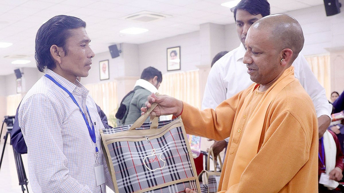 ಉತ್ತರ ಪ್ರದೇಶ: ಸುರಂಗದಿಂದ ಹೊರ ಬಂದ ಕಾರ್ಮಿಕರನ್ನು ಭೇಟಿ ಮಾಡಿದ ಸಿಎಂ ಆದಿತ್ಯನಾಥ