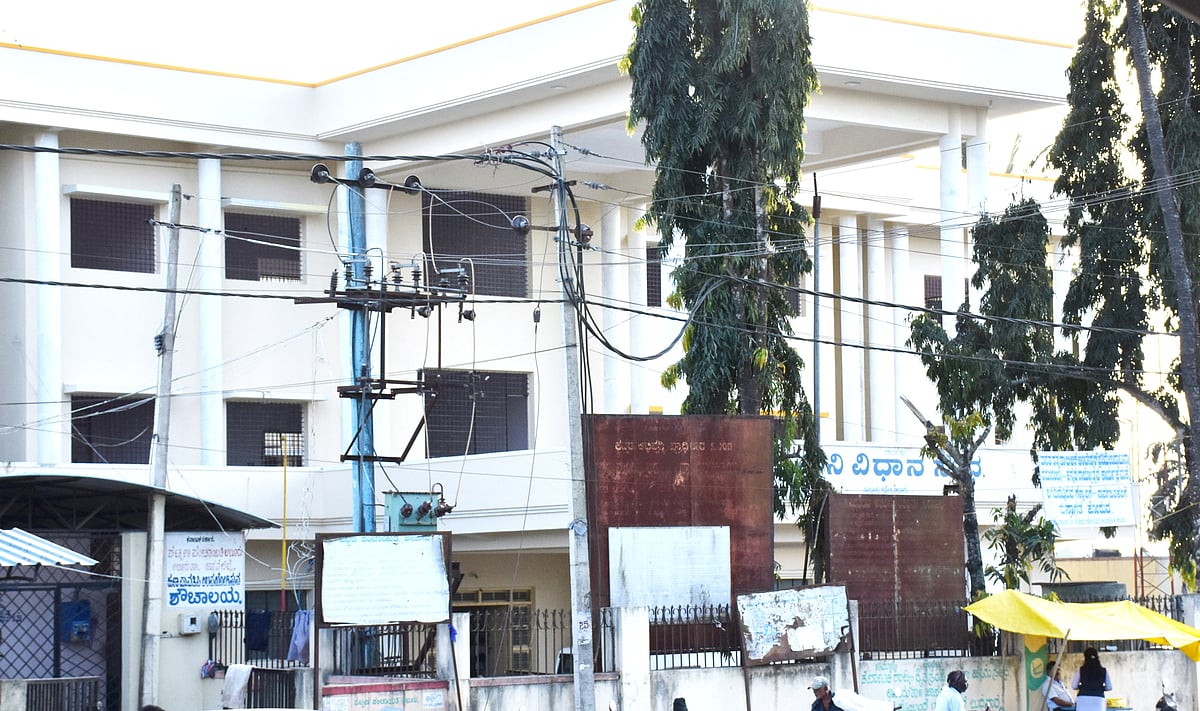 ಹಾಸನ | ದಿಕ್ಕಿಗೊಂದು ಸರ್ಕಾರಿ ಕಚೇರಿ: ತಪ್ಪದ ಜನರ ಅಲೆದಾಟ