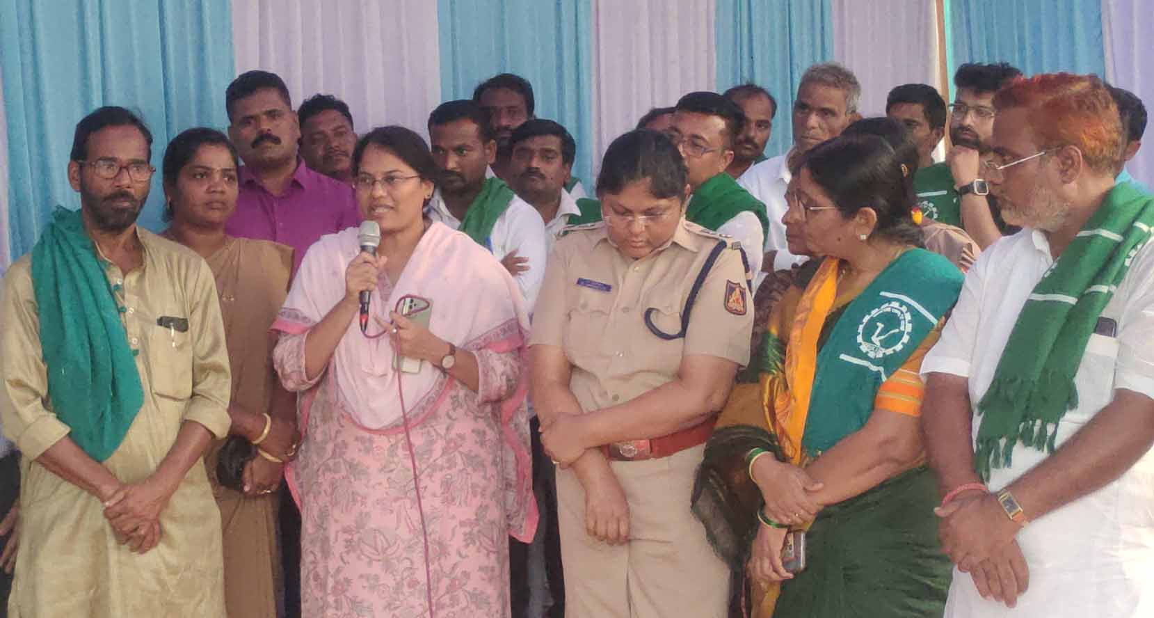 ಧರಣಿ ಹಿಂಪಡಯುವಂತೆ ರೈತ ಮುಖಂಡರಿಗೆ ಜಿಲ್ಲಾಧಿಕಾರಿ ಡಾ.ಬಿ.ಸುಶೀಲಾ ಮನವಿ ಮಾಡಿದರು