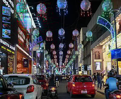 ಶಿವಾಜಿನಗರದ ಕಮರ್ಷಿಯಲ್ ಸ್ಟ್ರೀಟ್‌ನಲ್ಲಿ ವಿದ್ಯುತ್ ದೀಪಾಲಂಕಾರ