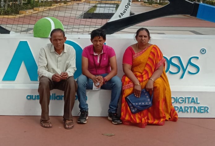 ಪೋಷಕರಾದ ಎನ್‌.ಸತೀಶ್‌– ಕೆ.ತಾರಾ ಅವರೊಂದಿಗೆ ಶುಭಾ ಸತೀಶ್