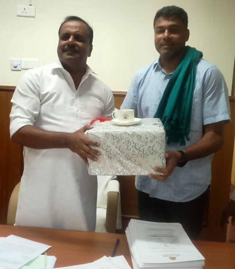 ವಿಧಾನಸಭೆ ಕಲಾಪಕ್ಕೆ ಹೆಚ್ಚು ಹಾಜರಾತಿ; ಶಾಸಕ ದರ್ಶನ್ ಪುಟ್ಟಣ್ಣಯ್ಯಗೆ ಸನ್ಮಾನ