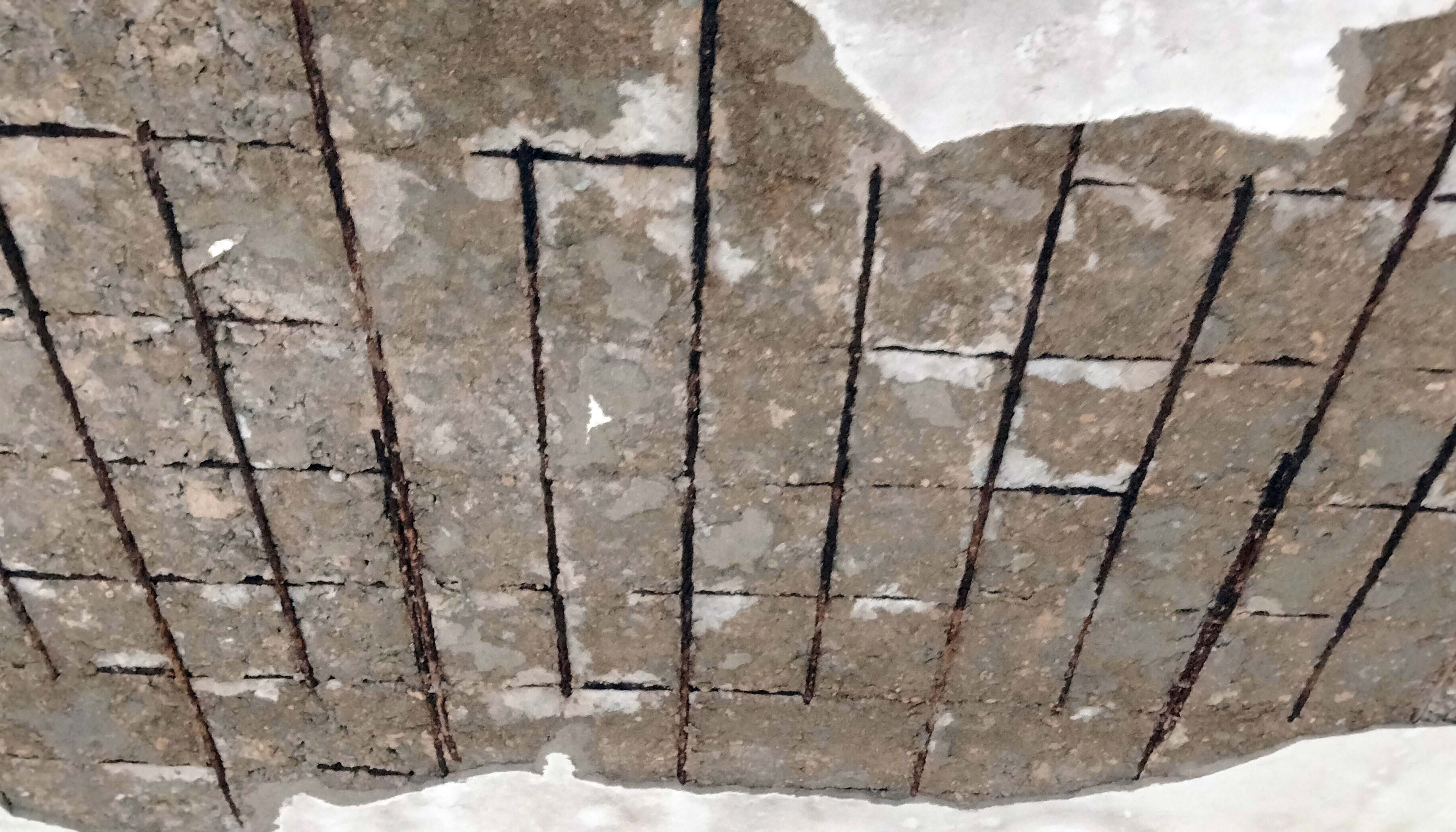 ಸಿಮೆಂಟ್ ಕಳಚಿದ ತರಗತಿ ಕೊಠಡಿ ಚಾವಣಿ