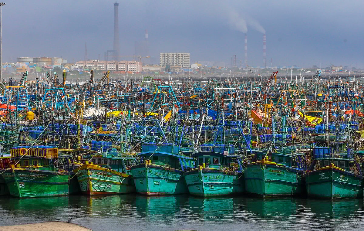ಚಂಡಮಾರುತ: ತಮಿಳುನಾಡಿನಲ್ಲಿ ರೈಲುಗಳ ಸಂಚಾರ ರದ್ದು, ಶಾಲೆಗಳಿಗೆ ರಜೆ