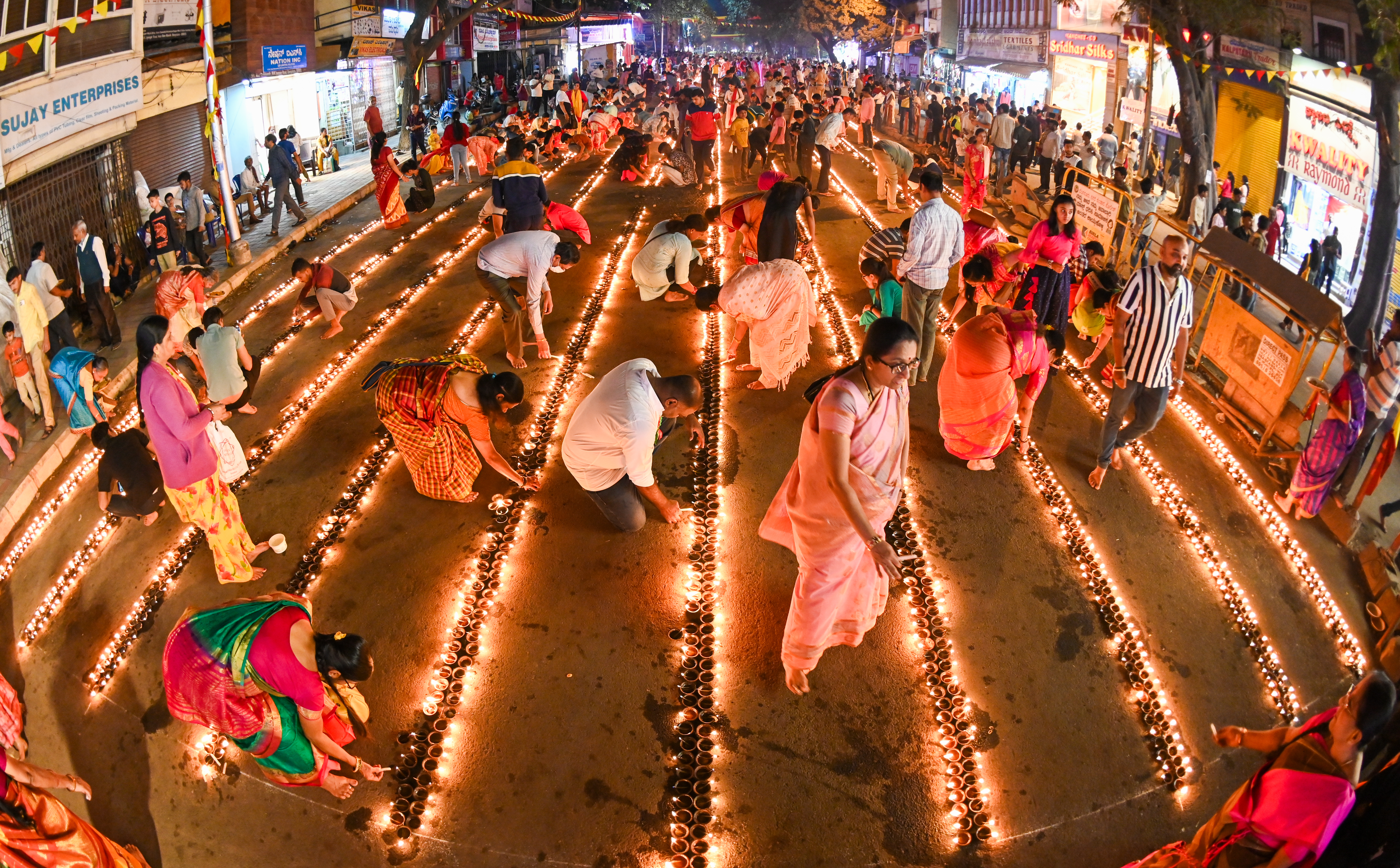 ಬೆಂಗಳೂರಿನ ಬಿವಿಕೆ ಅಯ್ಯಂಗಾರ್ ರಸ್ತೆಯಲ್ಲಿರುವ ಕೋದಂಡ ರಾಮಾಂಜನೇಯ ಸ್ವಾಮಿ ದೇವಸ್ಥಾನದಲ್ಲಿ ಹರಿ ಹನುಮ ಸೇವಾ ಸಮಿತಿ ಸಹಯೋಗದಲ್ಲಿ ಭಾನುವಾರ ನಡೆದ ಶ್ರೀರಾಮ ಲಕ್ಷದೀಪೋತ್ಸವದಲ್ಲಿ ದೀಪ ಹಚ್ಚಿ ಭಕ್ತಿ ಸಮರ್ಪಿಸಿದ ಭಕ್ತರು –ಪ್ರಜಾವಾಣಿ ಚಿತ್ರ: ಎಂ.ಎಸ್‌.ಮಂಜುನಾಥ್‌
