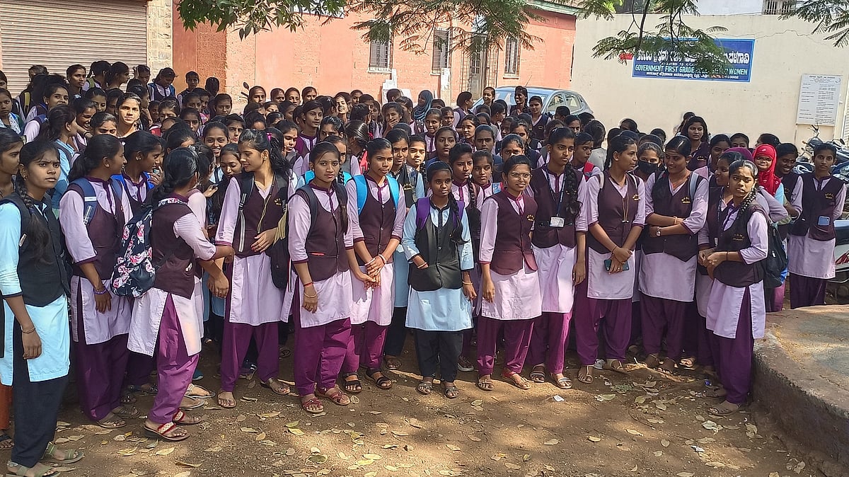 ಬೆಳಗಾವಿ | ವಿದ್ಯಾರ್ಥಿನಿಯರಿಗೆ ‘ಕಾಯುವ’ ಶಿಕ್ಷೆ!