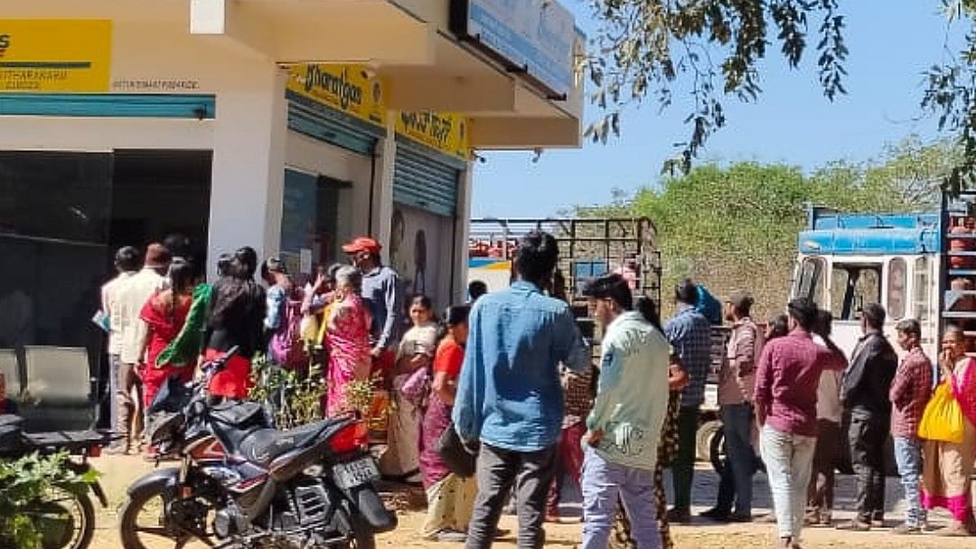 ಆಲೂರು | ಇ–ಕೆವೈಸಿ ಕಡ್ಡಾಯ ವದಂತಿ: ಗ್ಯಾಸ್ ಏಜೆನ್ಸಿಗಳಿಗೆ ಮುಗಿಬಿದ್ದ ಗ್ರಾಹಕರು