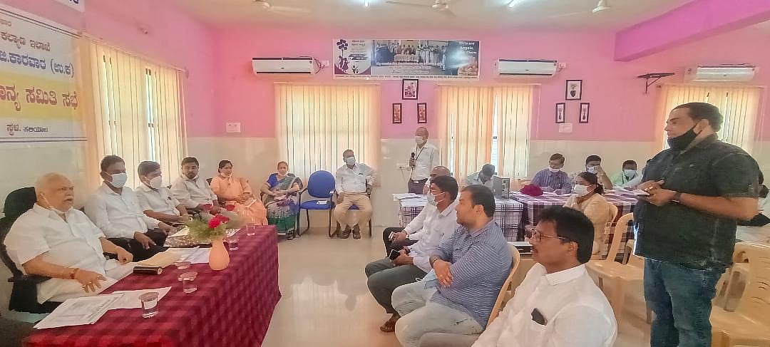 ಹಳಿಯಾಳ | ಆಸ್ಪತ್ರೆಯಲ್ಲಿ ಸಿಬ್ಬಂದಿ ಕೊರತೆ: ಮಾಹಿತಿ ನೀಡದ ವೈದ್ಯಾಧಿಕಾರಿ