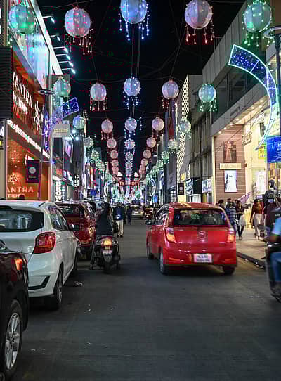 ಶಿವಾಜಿನಗರದ ಕಮರ್ಷಿಯಲ್ ಸ್ಟ್ರೀಟ್‌ನಲ್ಲಿ ವಿದ್ಯುತ್ ದೀಪಾಲಂಕಾರ