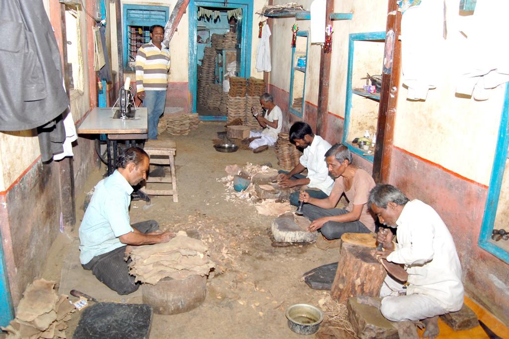 ಬೆಳಗಾವಿ ಜಿಲ್ಲೆಯ ಅಥಣಿಯಲ್ಲಿ ಚರ್ಮ ಕುಶಲಕರ್ಮಿಗಳು ‘ಕೊಲ್ಹಾಪುರಿ’ ಚಪ್ಪಲಿ ತಯಾರಿಸುತ್ತಿರುವುದು