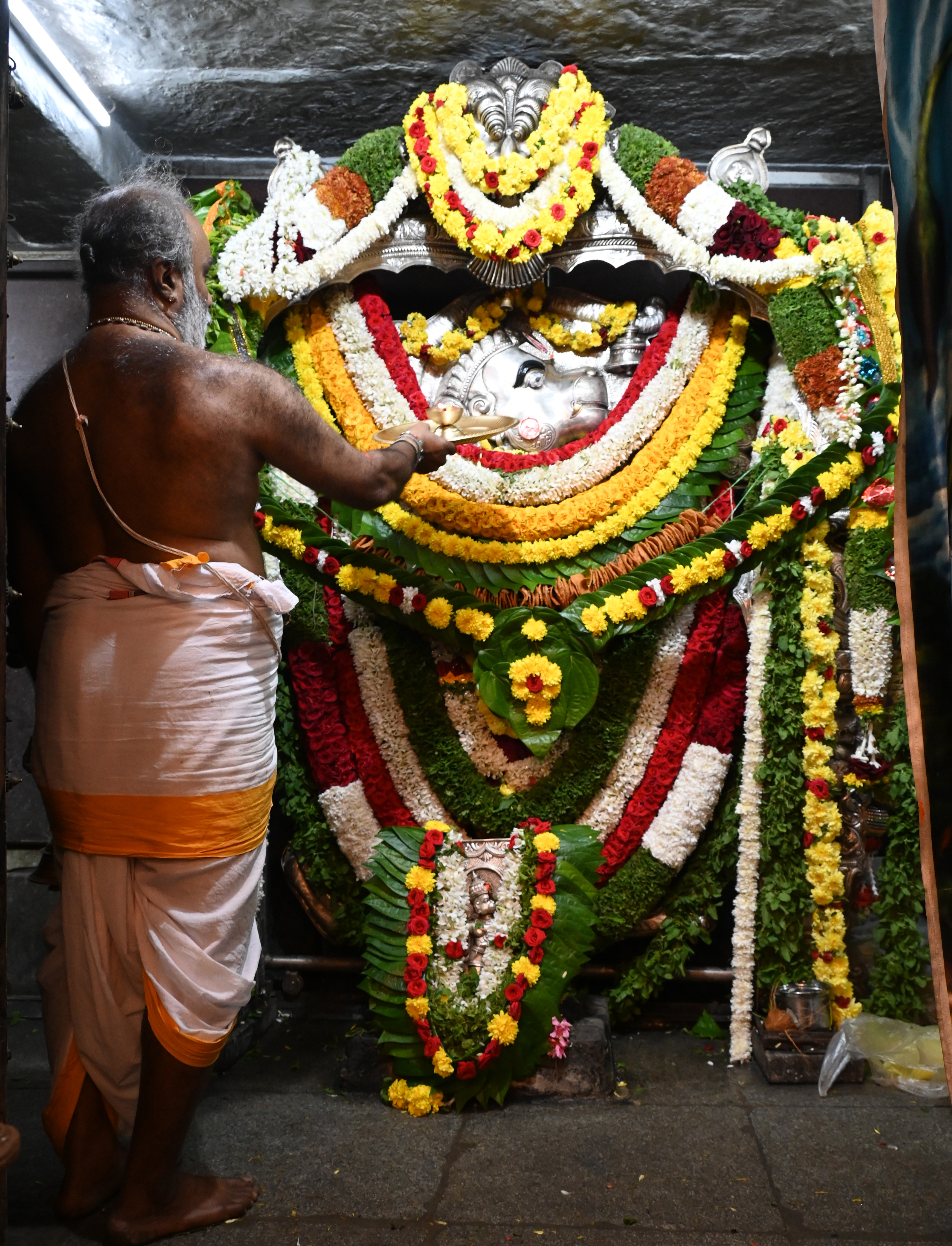 ಕೆ.ಆರ್. ರಸ್ತೆಯ ಕೋಟೆ ಆಂಜನೇಯ ಸ್ವಾಮಿ ದೇವಸ್ಥಾನದಲ್ಲಿ ಹನುಮ ಜಯಂತಿ ಪ್ರಯುಕ್ತ ವಿಶೇಷ ಅಭಿಷೇಕ ವೀಳ್ಯದೆಲೆ ಮತ್ತು ಹೂವಿನ ಅಲಂಕಾರ ಮಾಡಲಾಗಿತ್ತು. –ಪ್ರಜಾವಾಣಿ ಚಿತ್ರ/ ಕಿಶೋರ್ ಕುಮಾರ್ ಬೋಳಾರ್