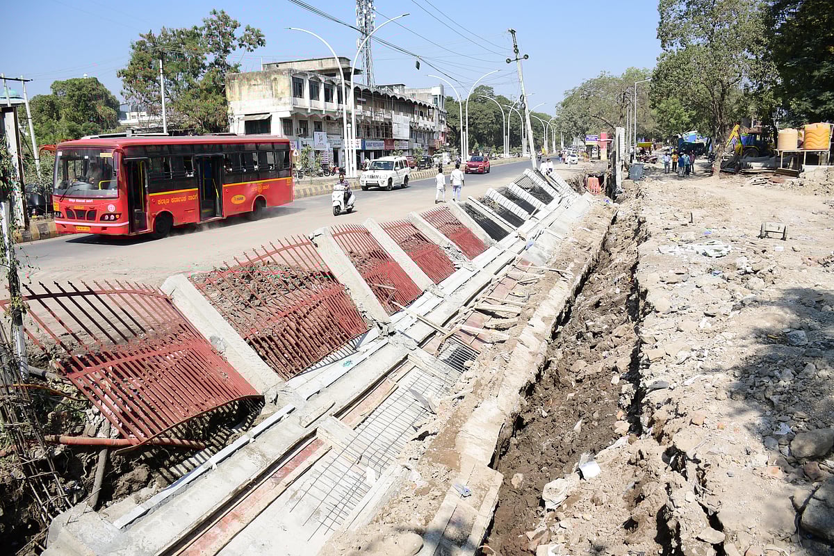 ಕಲಬುರಗಿ: ನೆಲಕ್ಕುರುಳಿದ ಜಯದೇವ ಆಸ್ಪತ್ರೆ ಕಾಂಪೌಂಡ್!