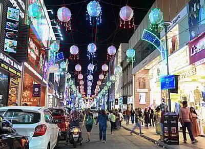 ಶಿವಾಜಿನಗರದ ಕಮರ್ಷಿಯಲ್ ಸ್ಟ್ರೀಟ್‌ನಲ್ಲಿ ವಿದ್ಯುತ್ ದೀಪಾಲಂಕಾರ