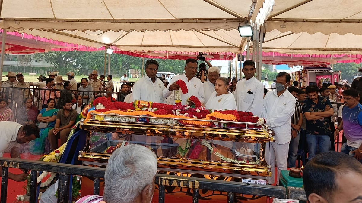 ಲೀಲಾವತಿ ಅಂತಿಮ ದರ್ಶನ: ಹಿರಿಯ ನಟಿ ನೆನೆದು ಅಭಿಮಾನಿಗಳ ಕಣ್ಣೀರು