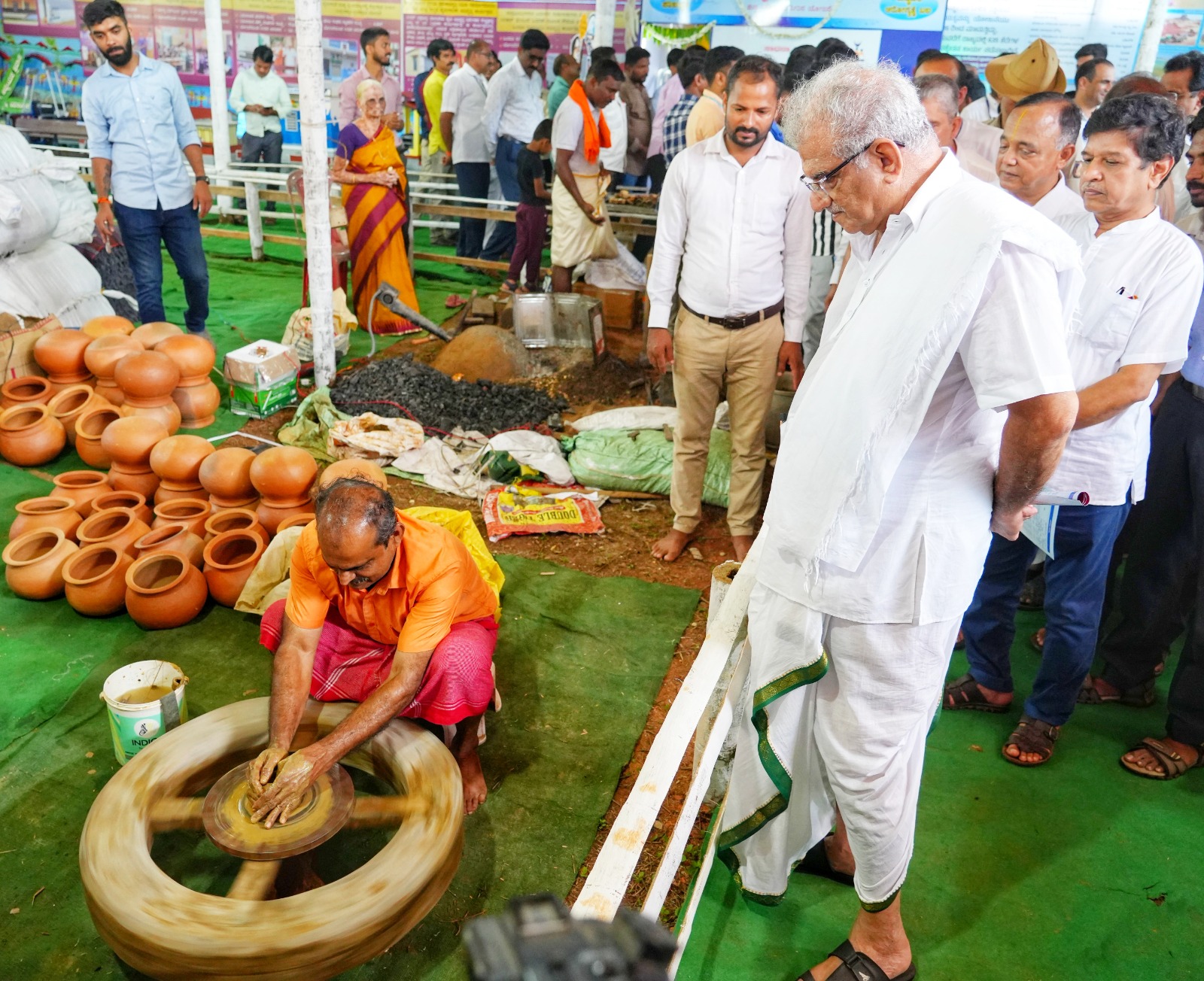 ರಾಜ್ಯಮಟ್ಟದ ವಸ್ತುಪ್ರದರ್ಶನವನ್ನು ಸಹಾಯಕ ಆಯುಕ್ತ ಗಿರೀಶ ನಂದನ್ ಉದ್ಘಾಟಿಸಿದರು. ಧರ್ಮಾಧಿಕಾರಿ ಡಿ.ವೀರೇಂದ್ರ ಹೆಗ್ಗಡೆ ಮತ್ತು ಶ್ರದ್ಧಾ ಅಮಿತ್ ಭಾಗವಹಿಸಿದ್ದರು