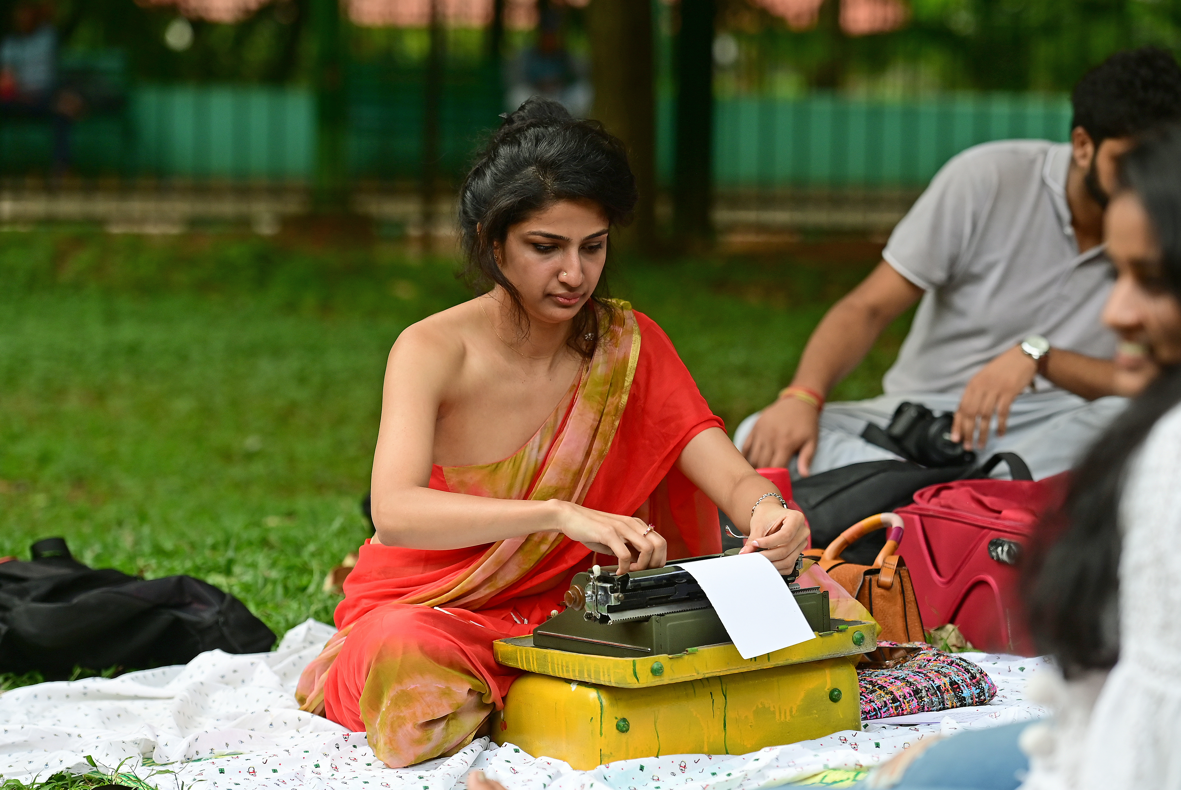 ಜನರೊಂದಿಗೆ ಮಾತುಕತೆಯಲ್ಲಿ ತೊಡಗಿರುವ ರೂಬಿ
