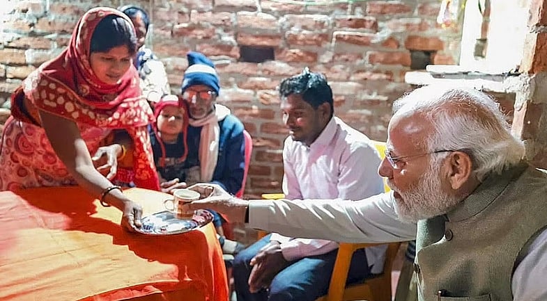 ‘ಪ್ರಧಾನ ಮಂತ್ರಿ ಉಜ್ವಲ ಯೋಜನೆ’ಯ ಫಲಾನುಭವಿ ಮನೆಯಲ್ಲಿ ಚಹಾ ಸೇವಿಸಿದ ಮೋದಿ