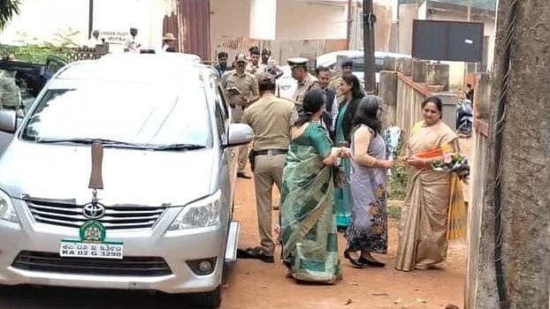 ಬೆಳಗಾವಿ | ಮಹಿಳೆ ಥಳಿತ ಪ್ರಕರಣ: ಸಂತ್ರಸ್ತೆ ಭೇಟಿಯಾದ ಮಹಿಳಾ ಆಯೋಗ