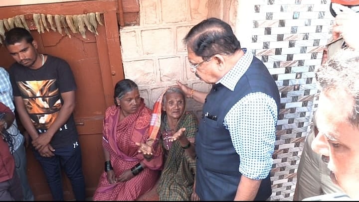 ಮಹಿಳೆಯನ್ನು ಬೆತ್ತಲೆಗೊಳಿಸಿ ಥಳಿತ: ಕಾಪಾಡಿ ಎಂದು ಗೃಹಸಚಿವರ ಕಾಲಿಗೆ ಬಿದ್ದ ಅಜ್ಜಿ