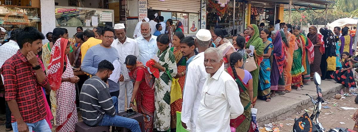 ಮುದ್ದೇಬಿಹಾಳ | ಇಕೆವೈಸಿ: ಮುಗಿಬಿದ್ದ ಮಹಿಳೆಯರು