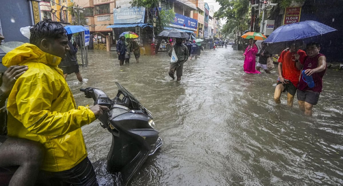ತಮಿಳುನಾಡಿನಲ್ಲಿ ಮುಂದುವರಿದ ಮಳೆ ಅರ್ಭಟ: ರೈಲು –ವಿಮಾನ ರದ್ದು, ಶಾಲೆಗಳಿಗೆ ರಜೆ