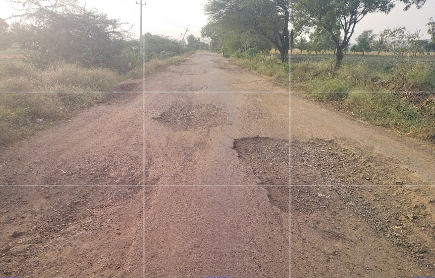 ಹದಗೆಟ್ಟ ಹೆಬ್ಬಳ್ಳಿ–ಜಕನೂರ ರಸ್ತೆ: ವಿದ್ಯಾರ್ಥಿಗಳ ಪರದಾಟ